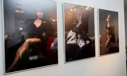 Zdjęcie do Od kurzu rajd&oacute;w po kobiecą duszę. Tłumy na wernisażu Anny Dązbłaż