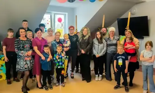 Zdjęcie do Kobiety i kwiaty na pł&oacute;tnach. Relacja z wernisażu Moniki Roszak w Rydzewie