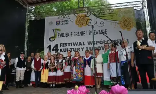 Zdjęcie do Kapela ludowa wraz z zespołem śpiewaczym &bdquo;Diabaz&rdquo; na XIV Festiwalu Wsp&oacute;łczesnej Kultury Ludowej w Smolniku