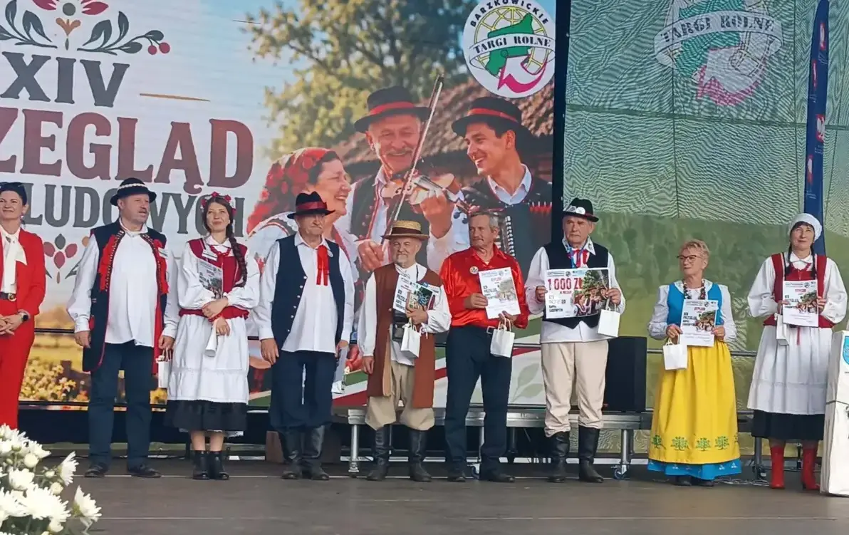 Zdjęcie do Sukces zespołu &bdquo;Diabaz&rdquo; w Barzkowicach. Kapela na podium...