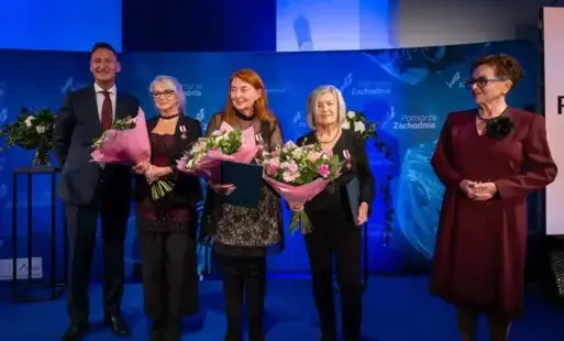 Zdjęcie do Jesteśmy dumni. Pani Jolanta Parol oraz Pani Ewa Kamińska-Mikołajczyk zostały uhonorowane Srebrną Odznaką Honorową Gryfa Zachodniopomorskiego